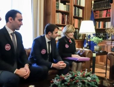 H ελληνική ομάδα που πέτυχε τον διάπλου της Μάγχης στο Προεδρικό Μέγαρο